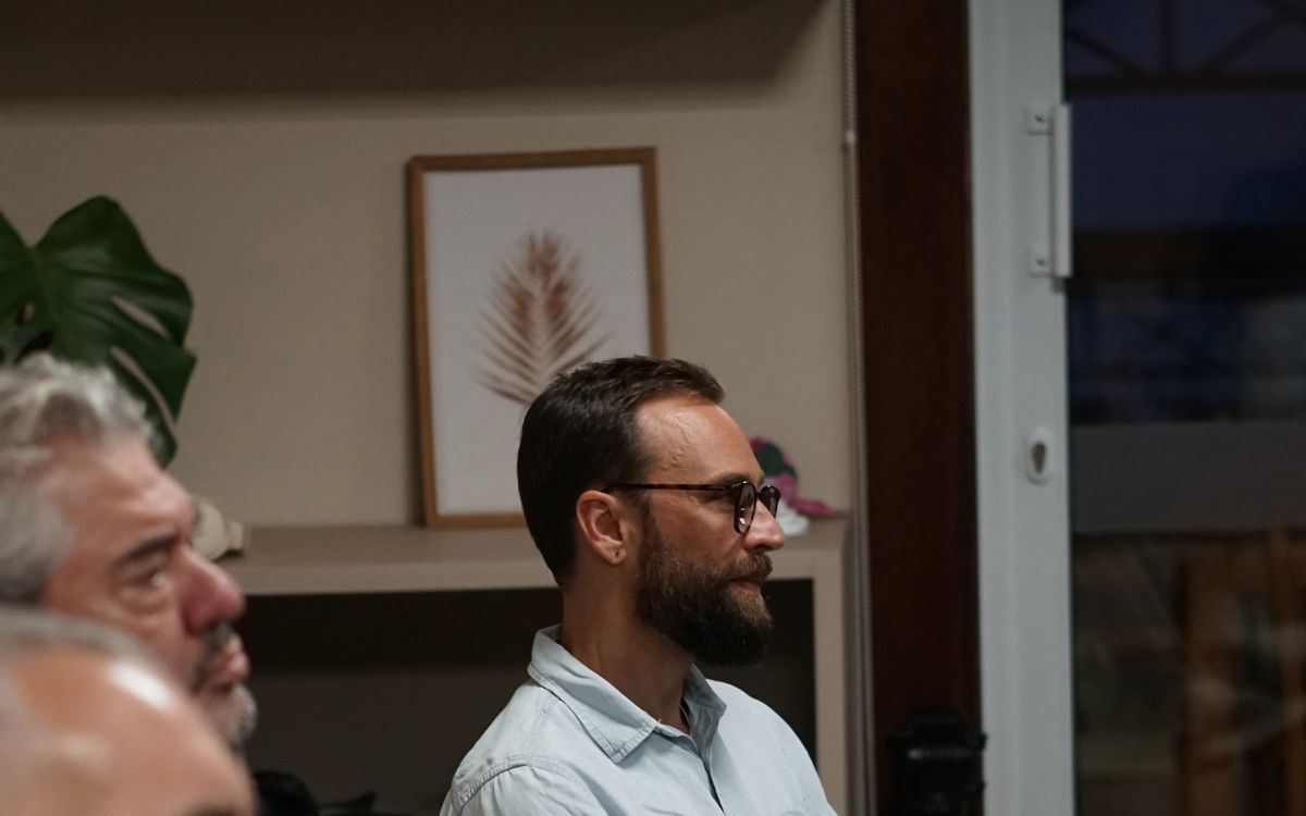 CEOs ouvindo durante o comitê